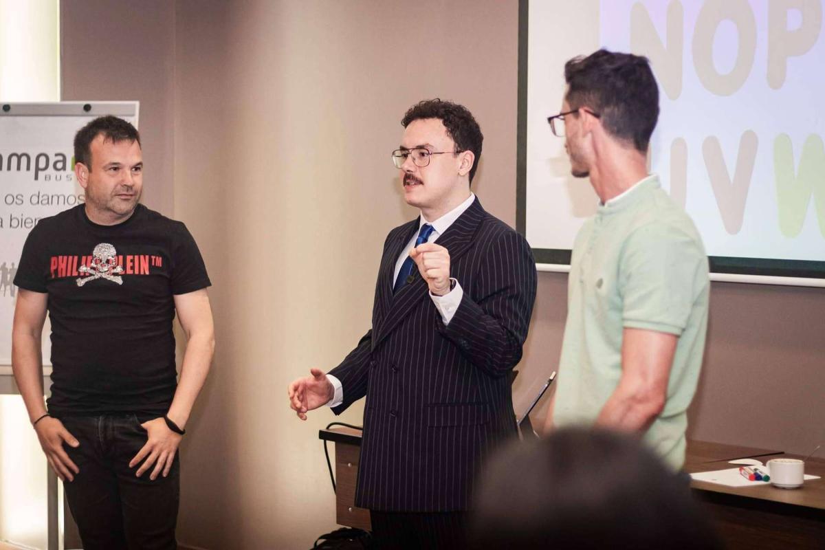 El experto Fernando Miralles (en el centro), durante un taller.