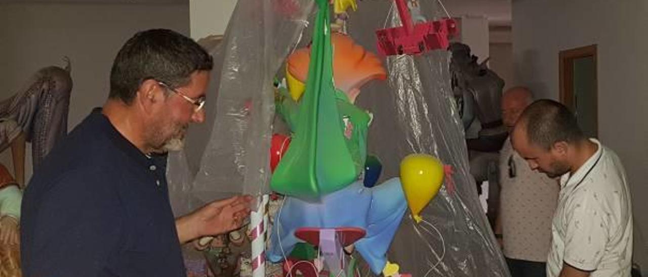 Los representantes de las fallas cubrieron ayer con plásticos los «ninots» del museo.