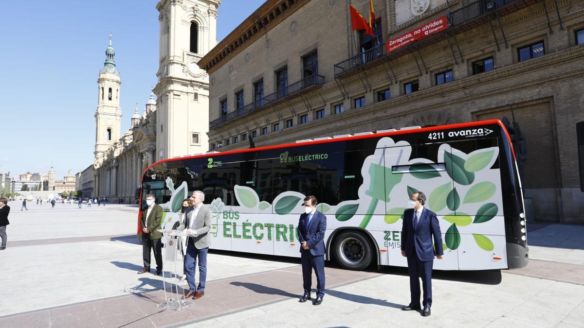 El alcalde, Jorge Azcón, junto a la concejala de Movilidad, Natalia Chueca, y representantes de Avanza y Endesa.