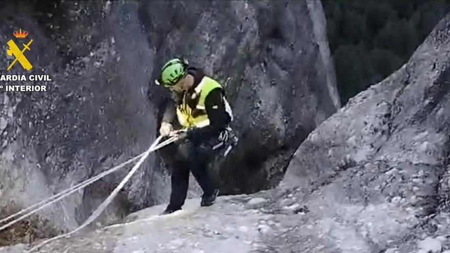 Rescatada con hipotermia una barranquista que se había quedado colgando en el aire en Vadiello