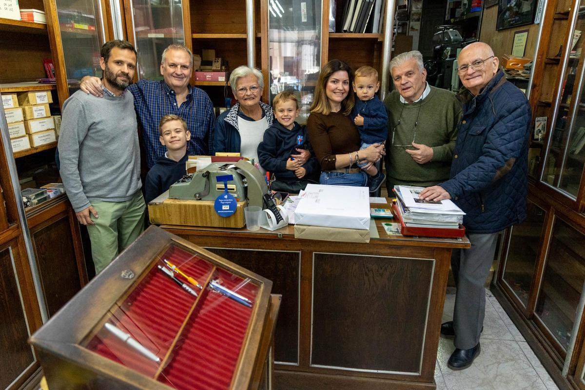 Cierra la Papelería Eutimio de Alicante tras 90 años