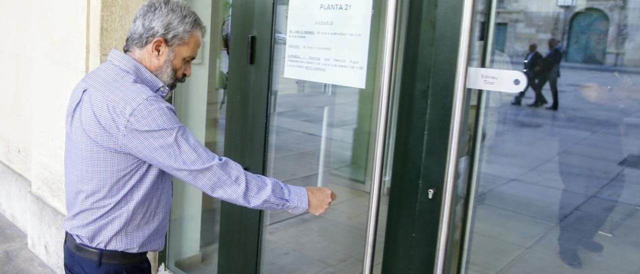 El fiscal Anticorrupción, Felipe Briones, entrando ayer a la Audiencia Provincial.