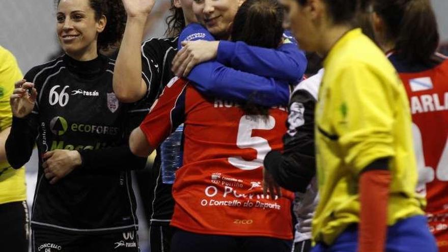 Dos jugadoras se saludan tras el último derbi en A Sangriña. // J. Lores