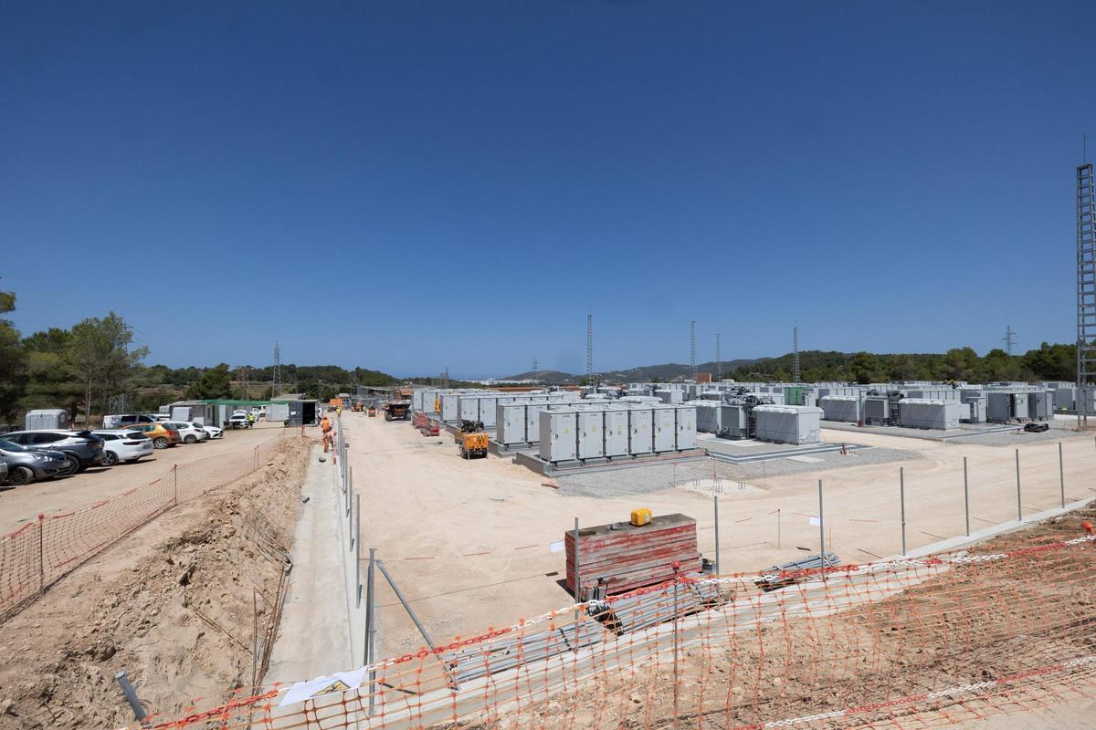 Todas las imágenes de la visita de Beatriz Corredor y Joan Groizard a la subestación eléctrica de Sant Antoni