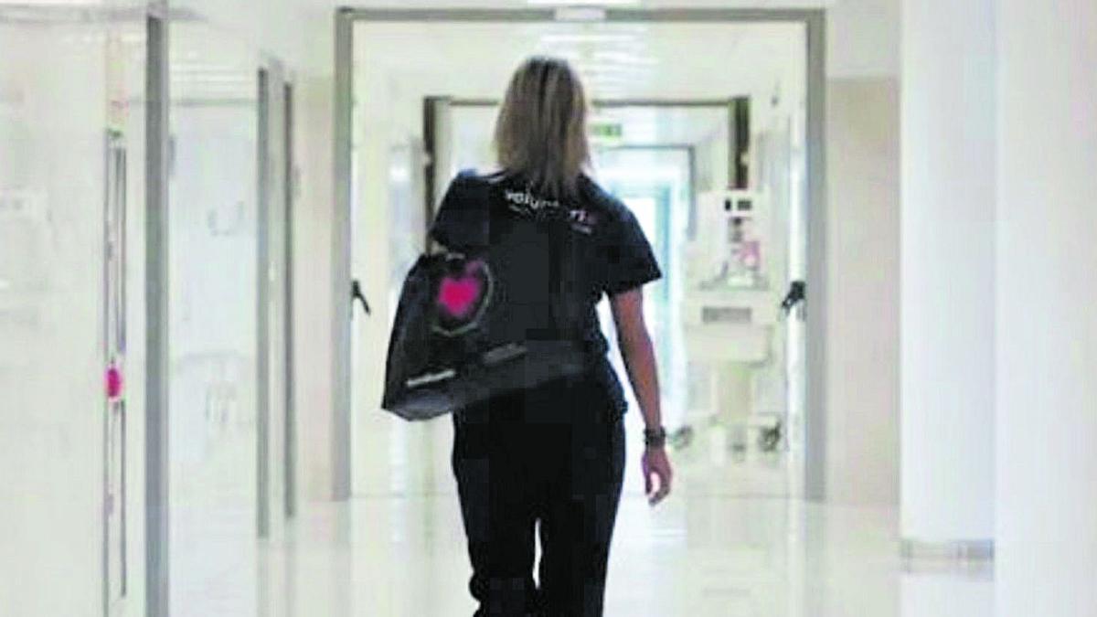 Una voluntaria, en los pasillos de un hospital.