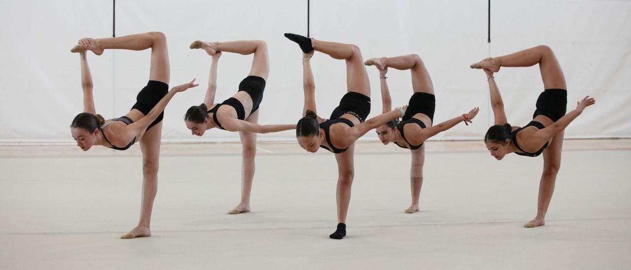 Las gimnastas del equipo O Beach Ibiza, en una bella y estética pose durante la sesión de entrenamiento realizada ayer en Can Guerxo en un ensayo de los movimientos de su ejercicio. | FOTOS: VICENT MARÍ
