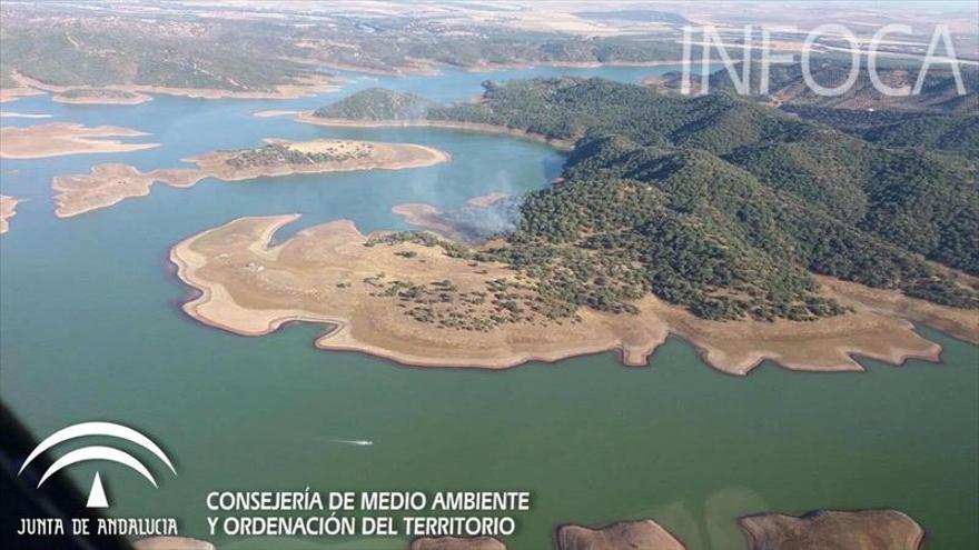 CONTROLADO UN INCENDIO EN EL EMBALSE DE navallana