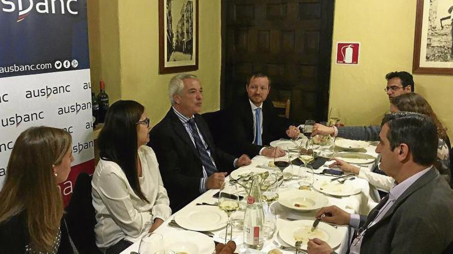 Luís pineda, el tercer per l&#039;esquerra, amb corbata i els cabells blancs en un restaurant de Girona el 25 de novembre de 2015 · Diari de Girona