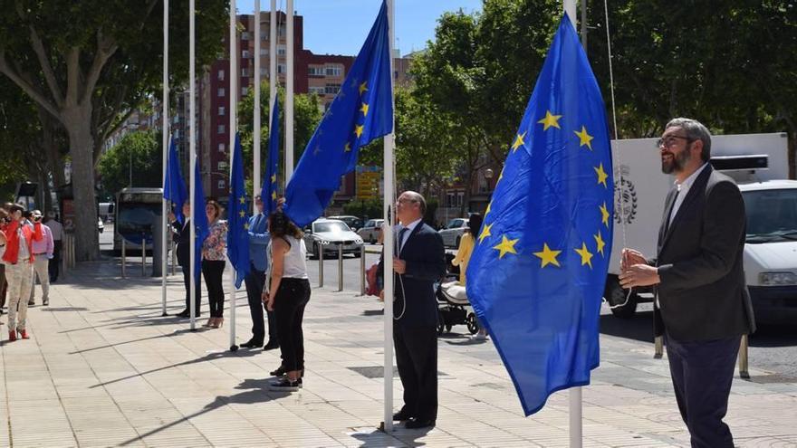 La presidenta de la Asamblea y los portavoces de los grupos izaron banderas europeas frente al Parlamento.