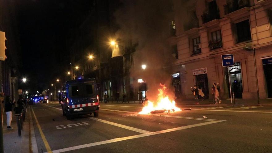 Un pianista que toca en medio de las protestas de Barcelona se vuelve viral