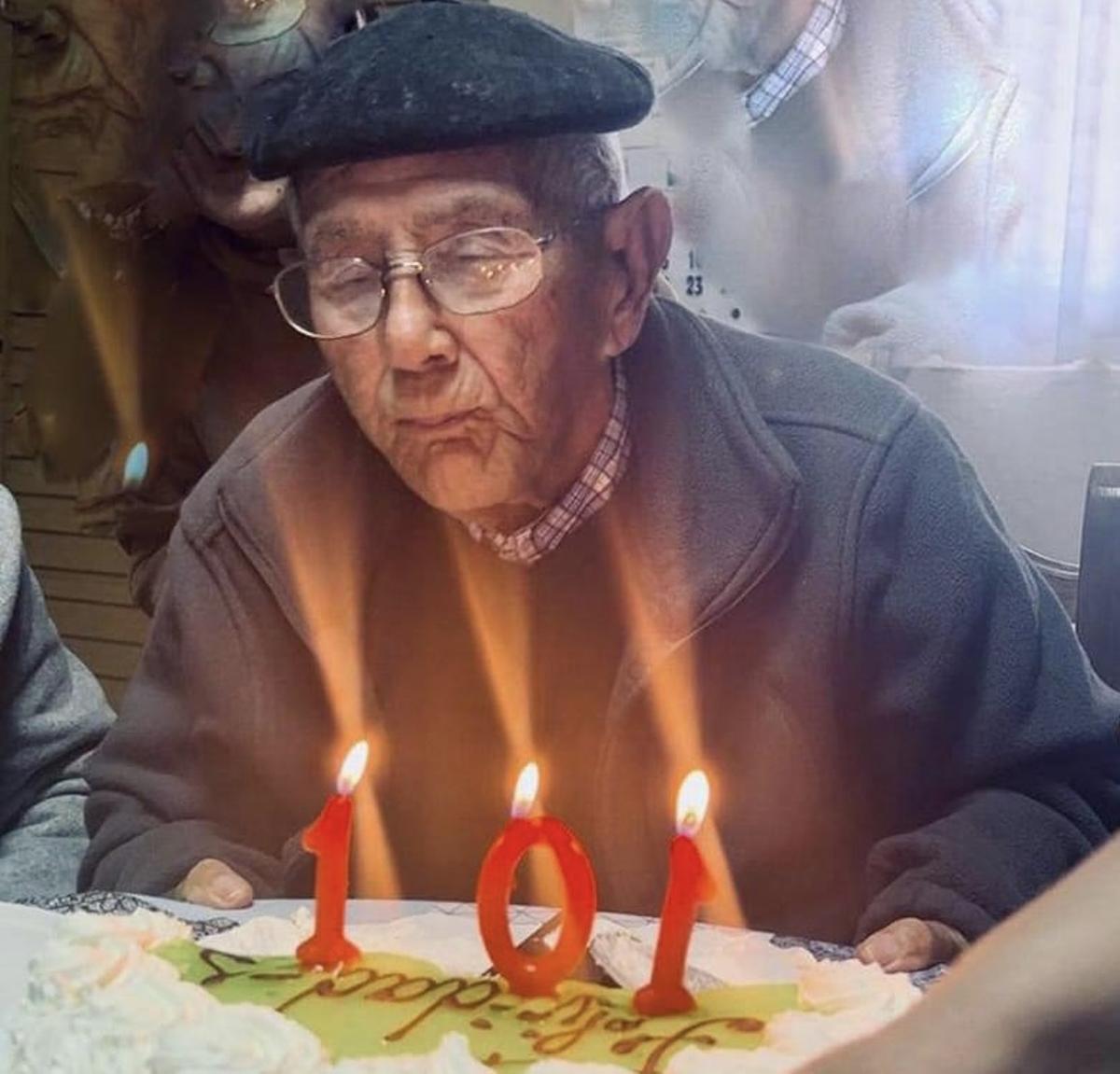 Dionisio Iglesias, de Zarza la Mayor, cumplió 101 en febrero.