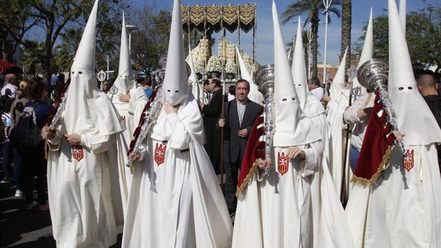 Una jornada primaveral realza un Lunes Santo con miles de cordobeses en las calles