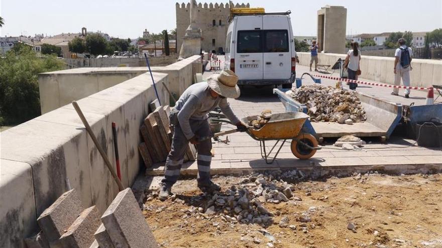 La Junta arregla el pavimento del Puente Romano