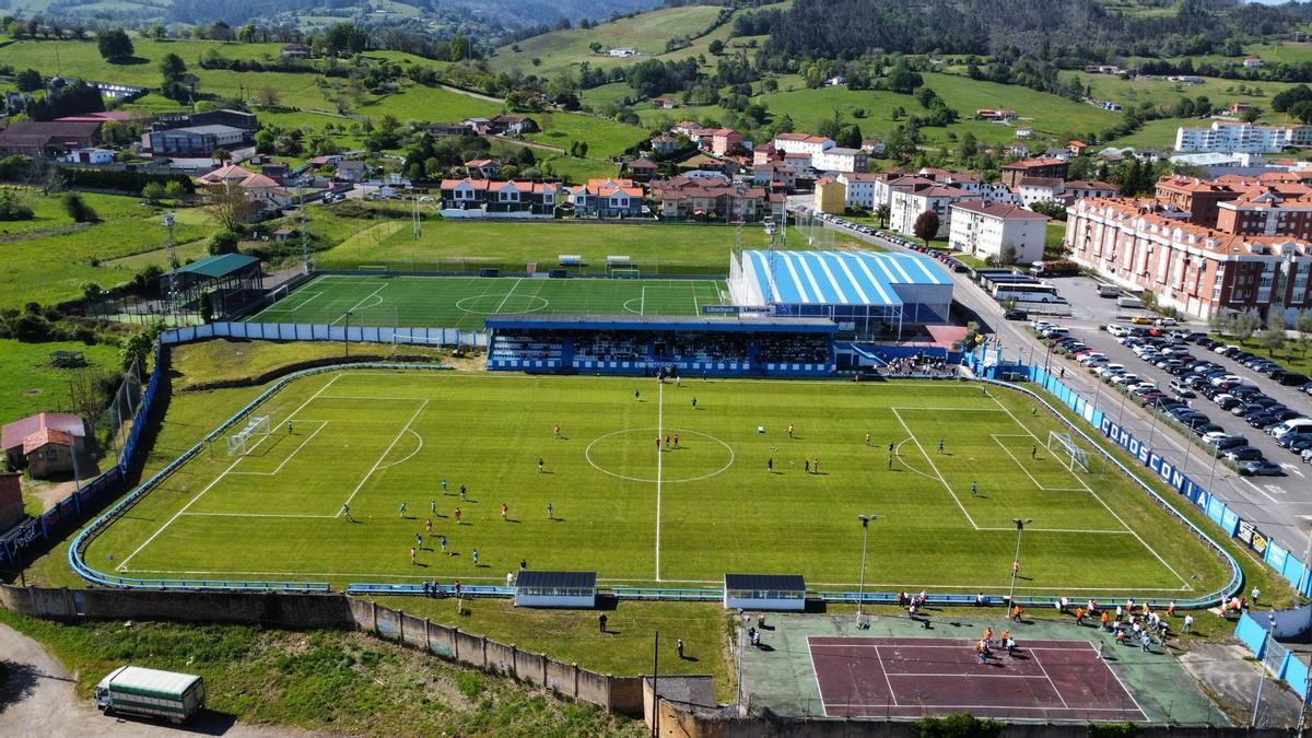 El campo del Mosconia, con otras instalaciones del complejo deportivo de El Casal al fondo.