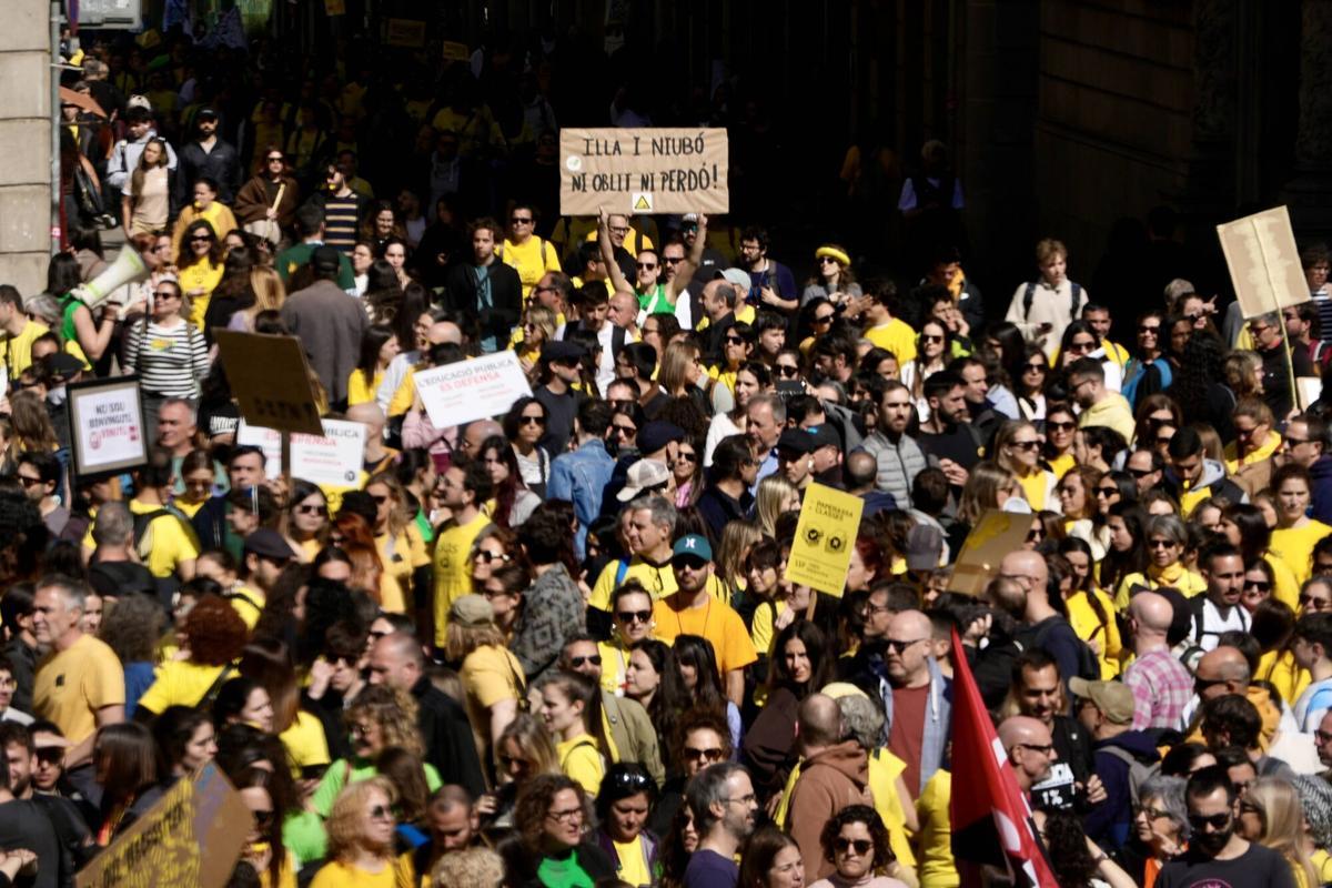 Manifestación de profesores en la plaza Sant Jaume, en Barcelona.
