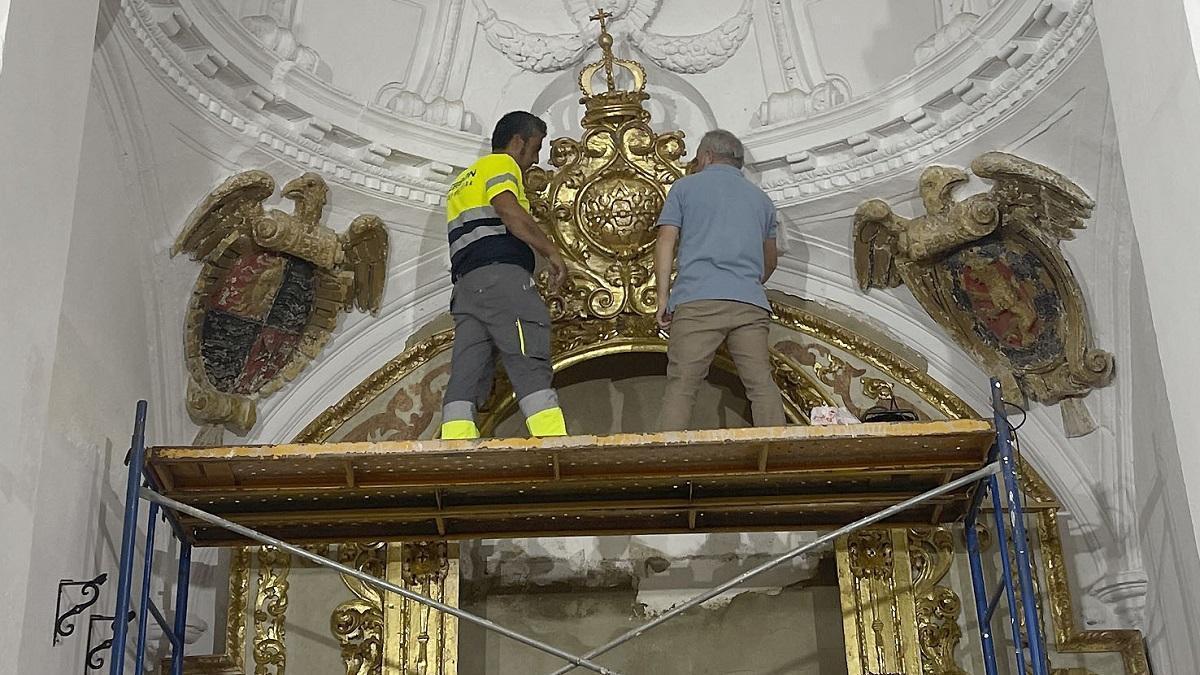 Operarios municipales colocan el retablo del siglo XVIII en la iglesia de San Francisco.