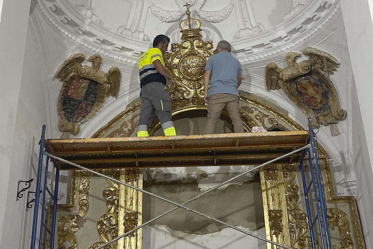 Operarios municipales colocan el retablo del siglo XVIII en la iglesia de San Francisco.