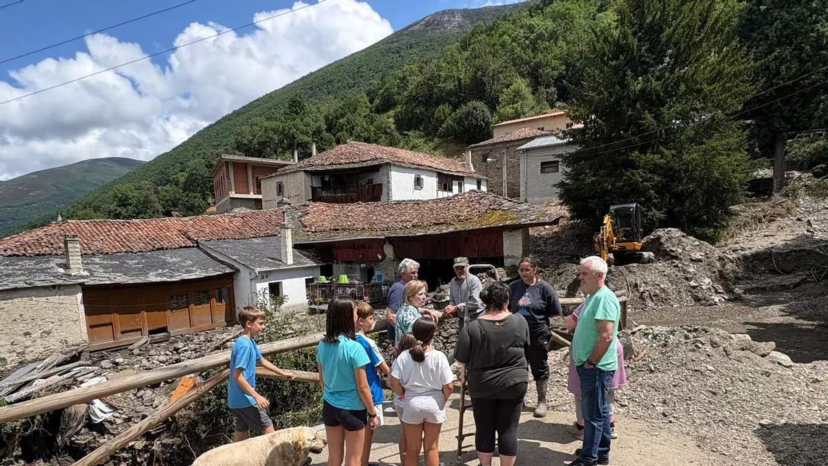 La maquinaria trabaja para devolver la normalidad a Llamera, en Cangas del Narcea, tras la gran tormenta: "Es impactante ver el trabajo de una vida destruido en menos de 15 minutos"