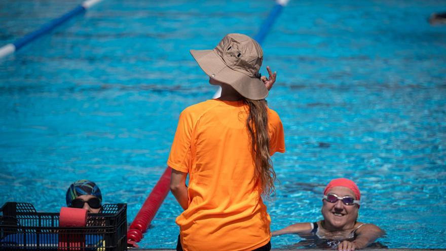 Cursillo de natación en la piscina municipal de Santa Cruz