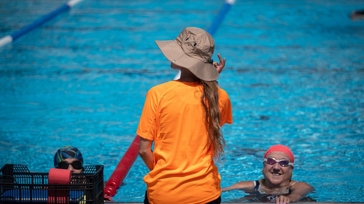 Detalle del cursillo de natación que se imparte en la piscina Acidalio Lorenzo, en la capital tinerfeña.