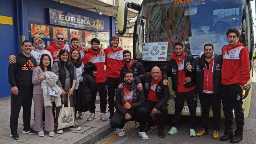 Laura Balo, (segunda por la izquierda) camino de Gijón con el EDM A Estrada.