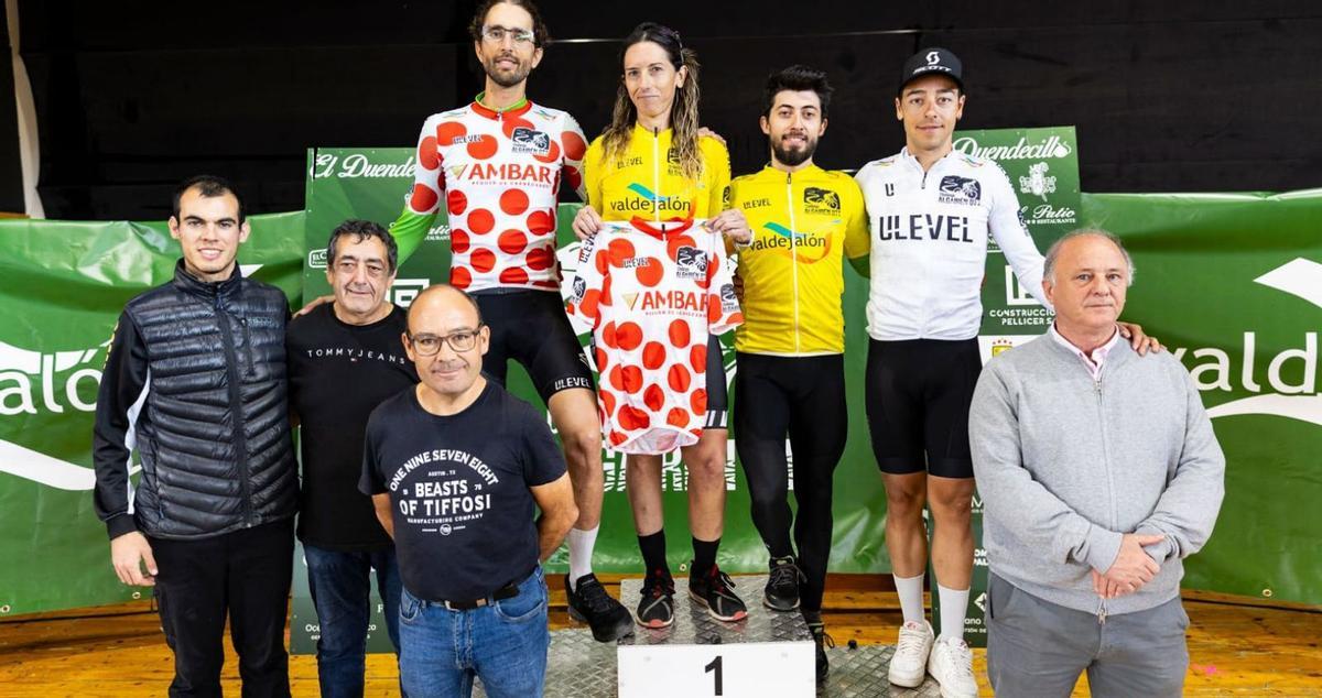 Ganadores de la Challenge Algairén BTT junto a autoridades.  | GUILLERMO BARREIRO