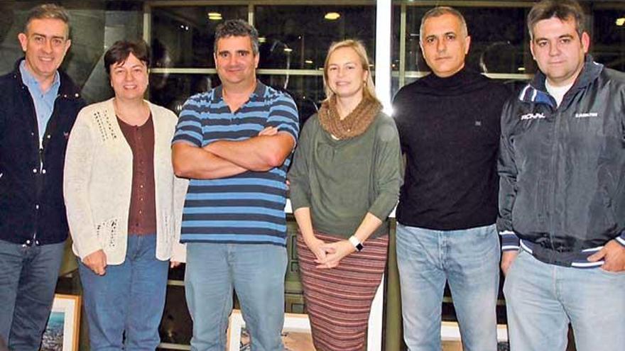 Susanna Moll, segunda por la izquierda, con los representantes de los clubes de natación y waterpolo.