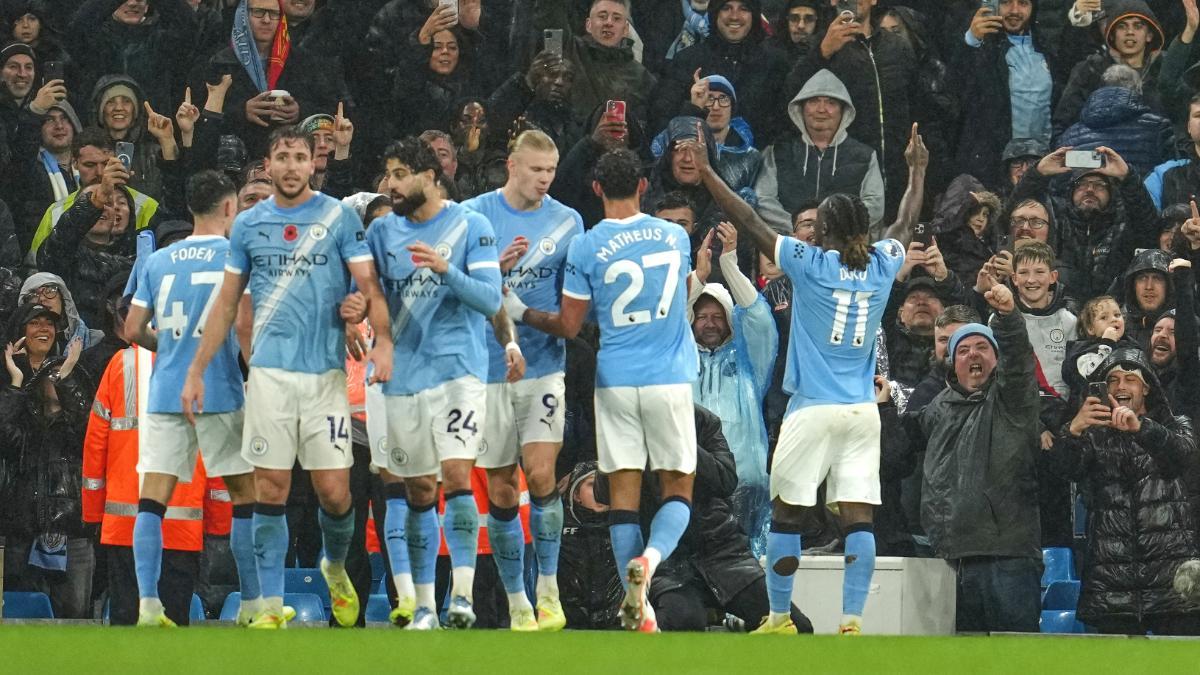 Los jugadores del City celebran el tanto contra el Liverpool