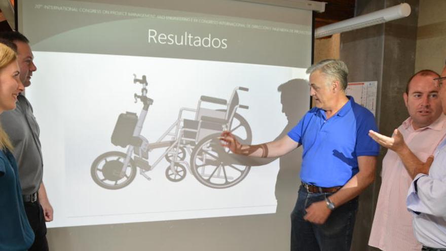 Docentes de la UPCT con una presentación de la silla.