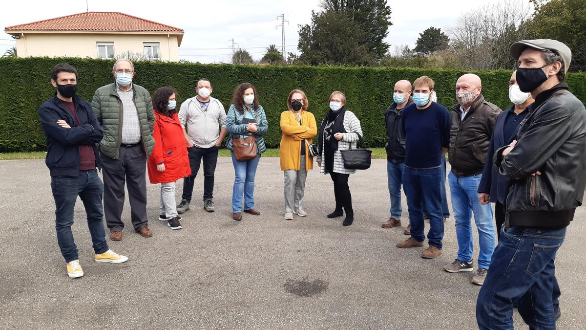 Vecinos de Cabueñes con dirigentes de Podemos.