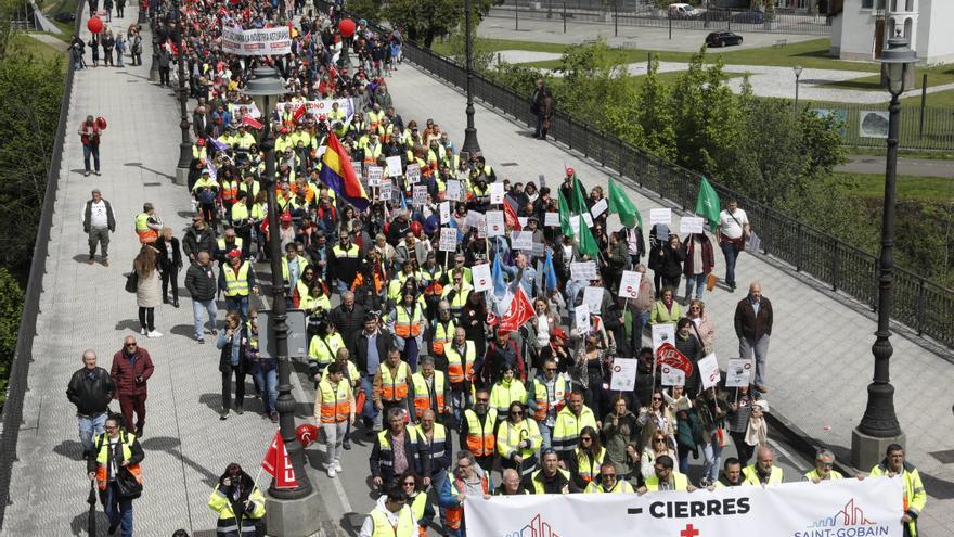 EN IMÁGENES: Manifestación de los sindicatos mayoritarios en Langreo por el 1 de mayo.