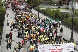 EN IMÁGENES: Manifestación de los sindicatos mayoritarios en Langreo por el 1 de mayo.