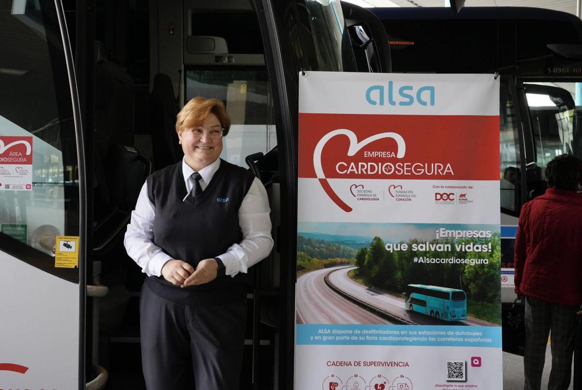 María Inés López, conductora de Alsa, en la estación de Oviedo durante una campaña de promoción de Alsa como empresa cardiosegura. | MARIO CANTELI