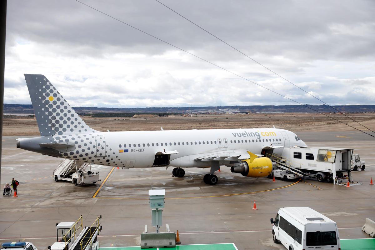 Un avión en el aeropuerto de Zaragoza, en una imagen de archivo.