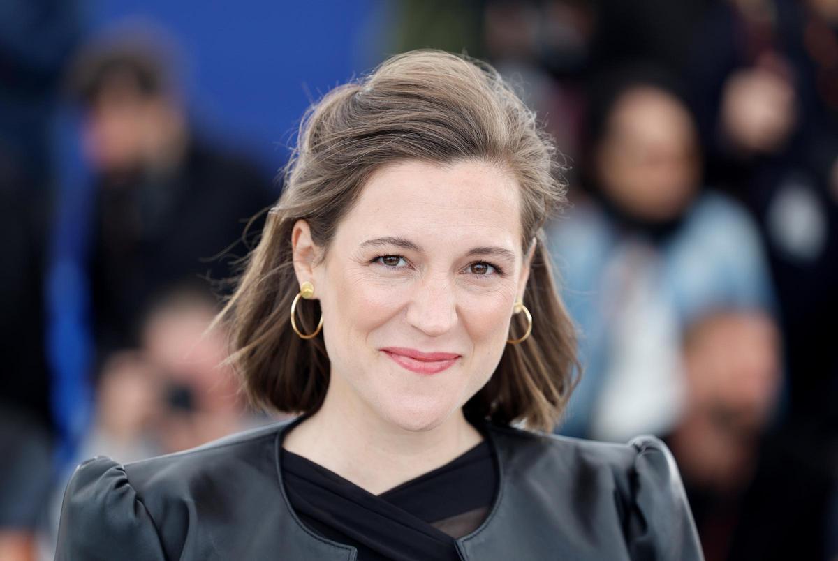 Carla Simón y el equipo de Romería posan en Cannes