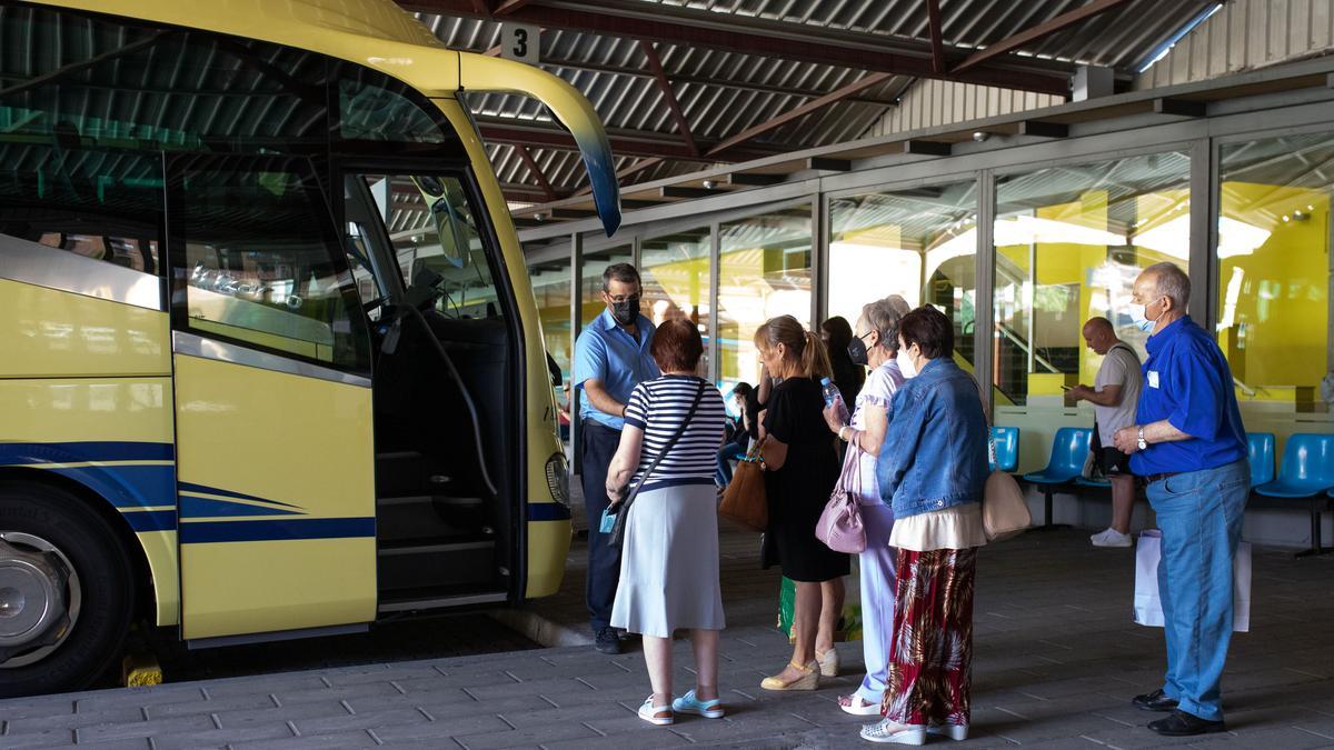 Viajeros en la estación de autobuses de Zamora, a punto de coger el coche de línea.