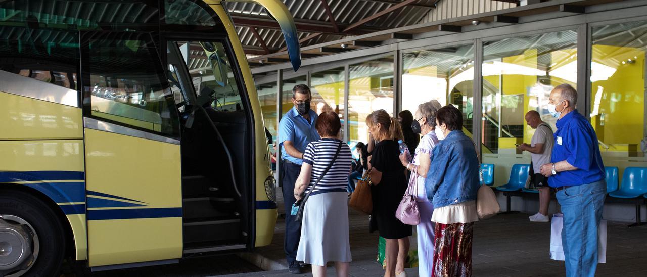 Viajeros en la estación de autobuses de Zamora, a punto de coger el coche de línea.