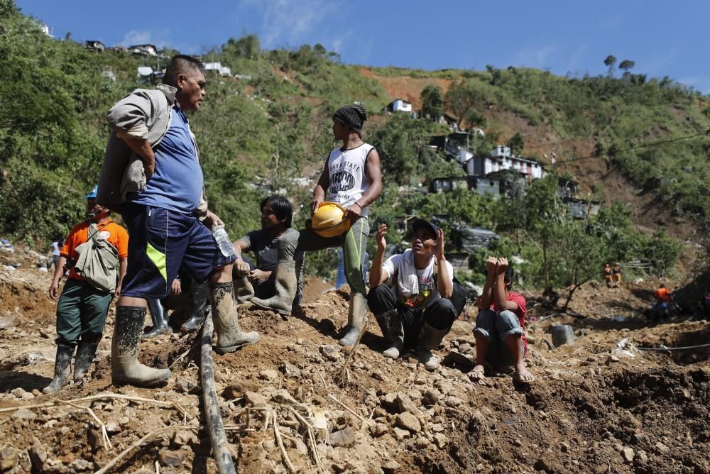 Un centenar de personas quedan sepultadas en un mina en Filipinas por el tifón