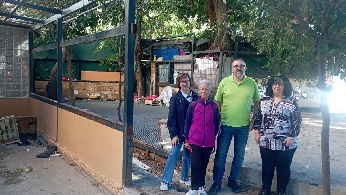 Vecinos del bloque de calle Chico del Matadero, en la zona abandonada al pie del edificio el pasado noviembre.