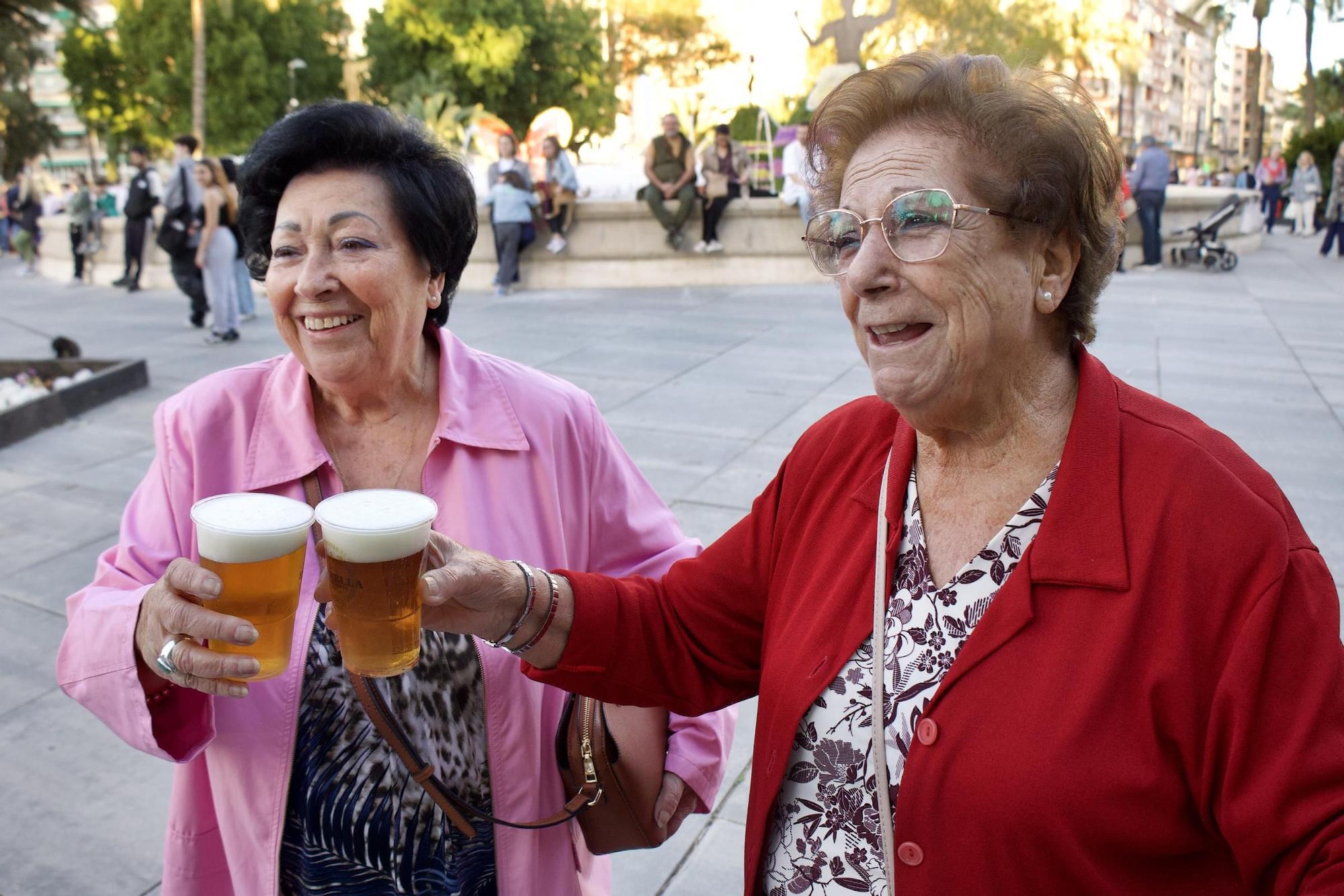 Las imágenes de la multitudinaria degustación gratuita de marineras en la plaza Circular de Murcia