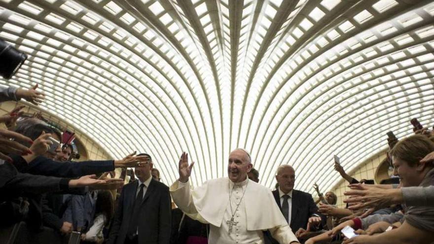 El papa Francisco saluda a los fieles, ayer, durante una audiencia general en el Vaticano.