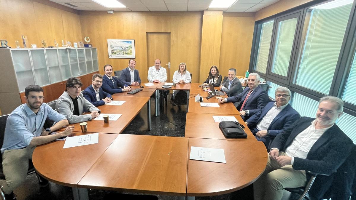 Participantes en el encuentro del grupo de Hematología Computacional y Genómica del IDIS con directivos de Johnson &amp; Johnson en el Clínico