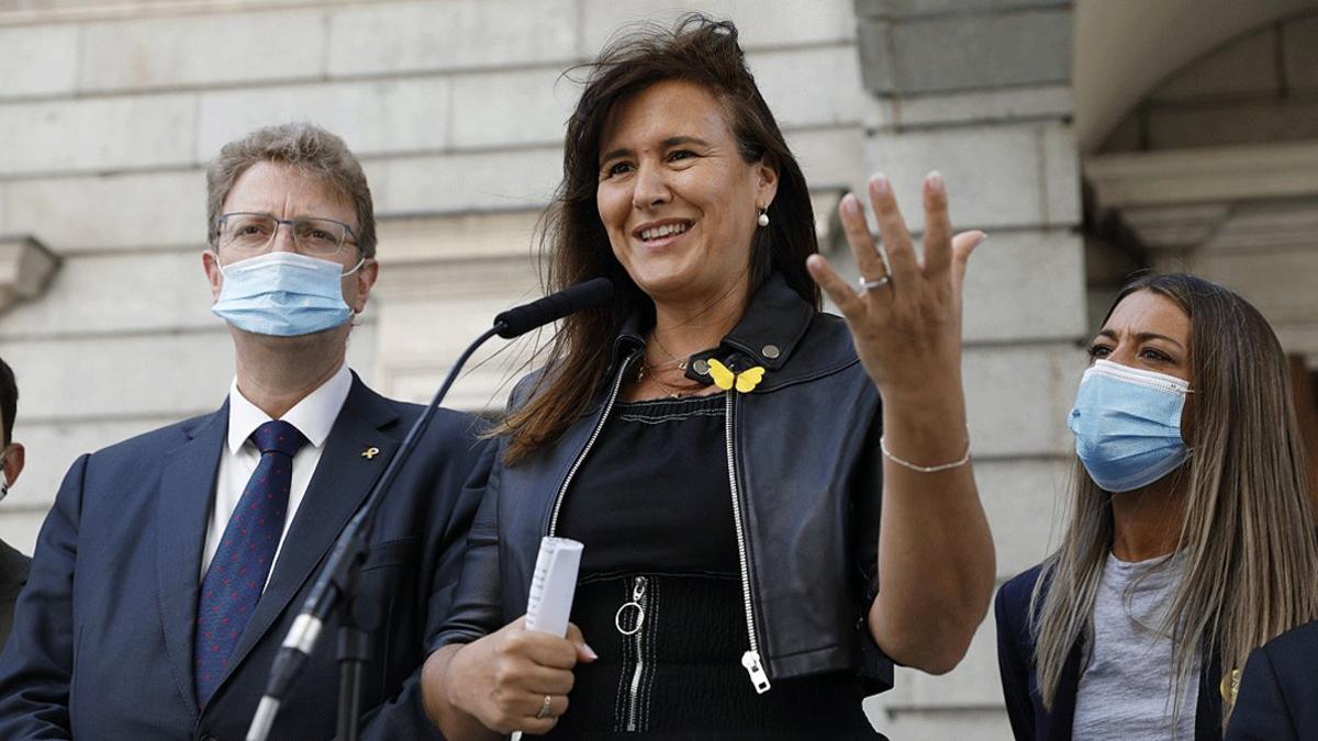 La portavoz de Junts per Catalunya en el Congreso de los Diputados, Laura Borràs, durante su comparecencia en el patio de la Cámara baja, el jueves 25 de junio