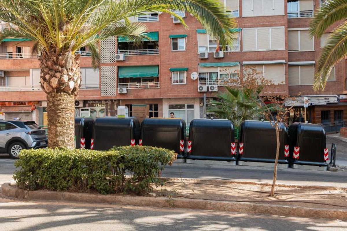 Contenedores de basura en la calle Antonio Silva de Cáceres.
