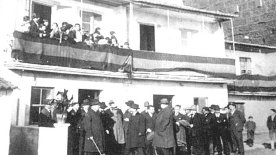 Inauguración do centro telefónico de Cangas pouco antes de 1929.