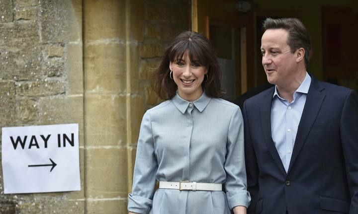 David Cameron, con su mujer, ha sido el último líder en acudir a votar, y lo ha hecho en la localidad de Spelsbury.