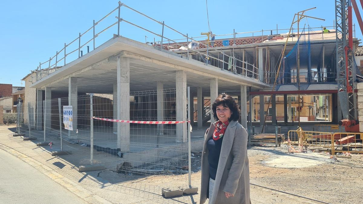La alcaldesa de La Almunia, junto al futuro edificio que albergará la escuela infantil.