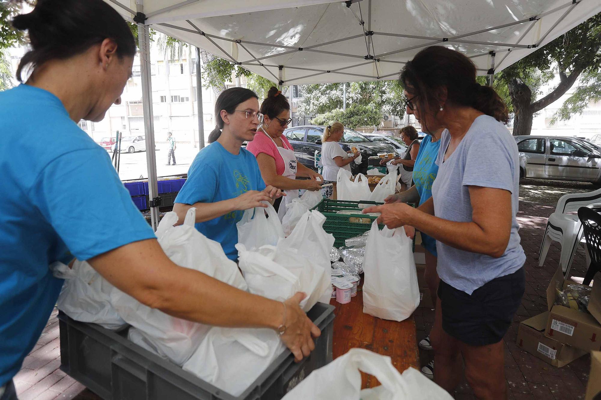 Amigos de la calle reparte comida en ocho rutas ante el incesante calor.