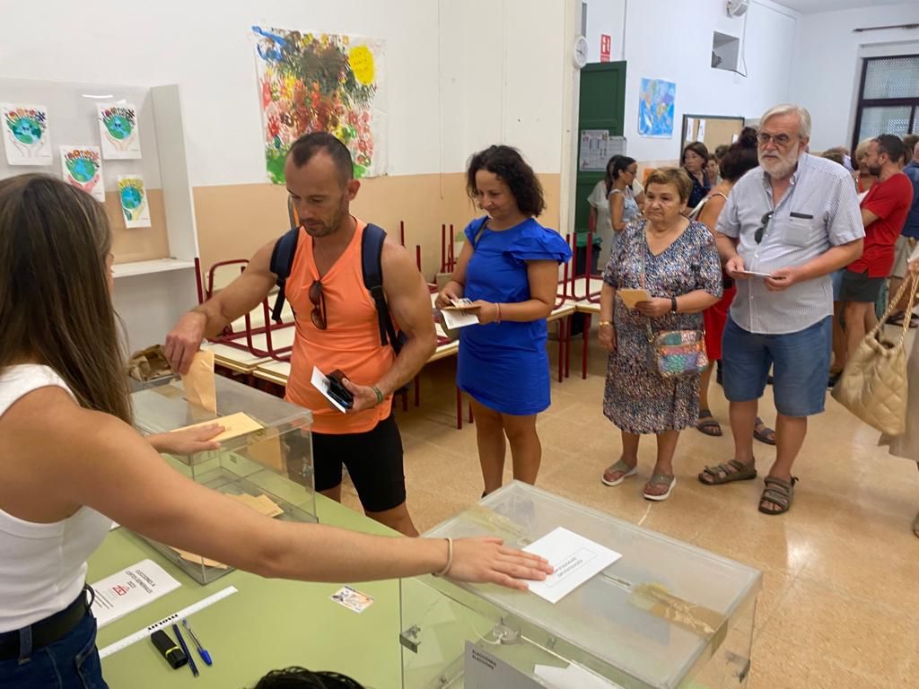 23 J en Elche: masiva asistencia al arranque de las votaciones