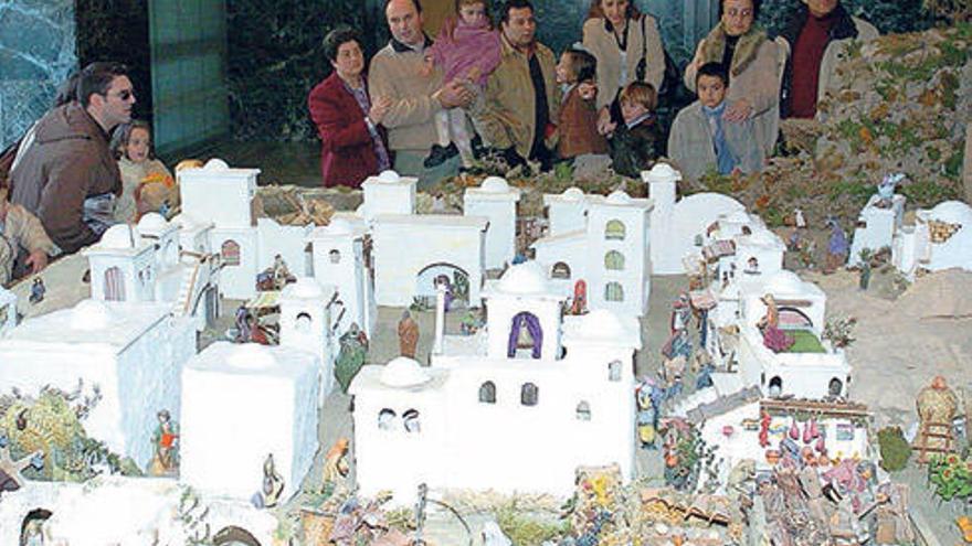 La visita a la exposición del belén en las dependencias de la antigua Caixanova era una cita ineludible para las familias viguesas.  // R. Grobas